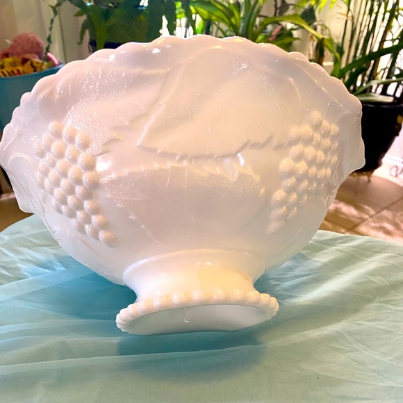 MILK GLASS GRAPES FRUIT BOWL - Picture 2 of 6
